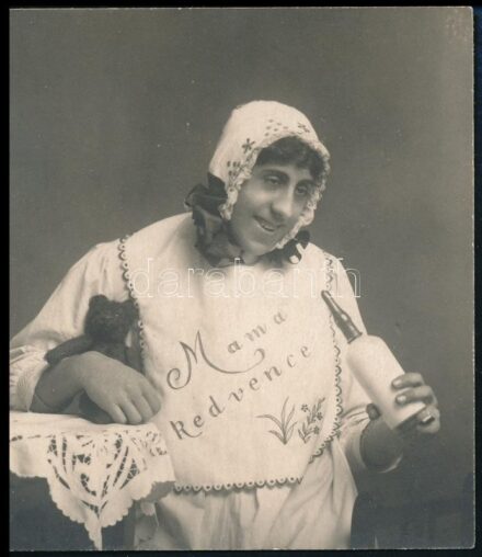 cca 1916 'A mama kedvence', fotó egy infantilis emberről, 8×7 cm