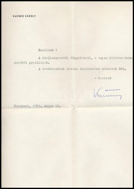 1978 Kazimir Károly (1928-1999) tanár, rendező, mint a Thália Színház igazgatója saját kézzel aláírt gépelt levele Marton Endre rendezőnek kitüntetése alkalmából, hajtva, szép állapotban, eredeti borítékjában