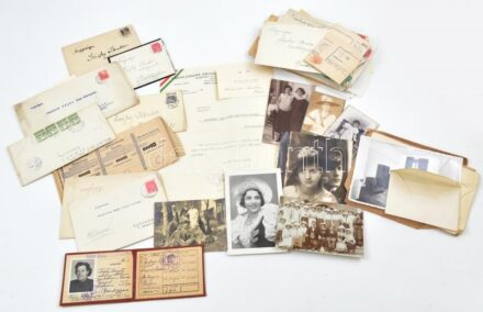 cca 1880-1940 Sághy Ilona költő, írónő levelezése és fotó hagyatéka. Neki írt levelek, valamint családi fényképei egy dobozban.