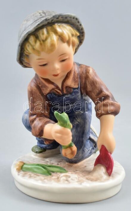 Hummel-Goebel virágot ültető fiú, kézzel festett, jelzett, hibátlan, m:12 cm