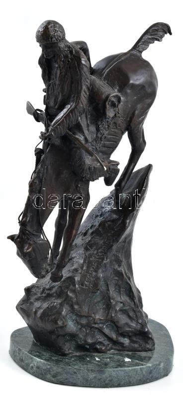 Frederic Remington (1861-1909): Amerikai indián lovon. Öntött, patinázott bronz, márvány talapzaton, jelzett, puskája elhajlott, m: 33 cm