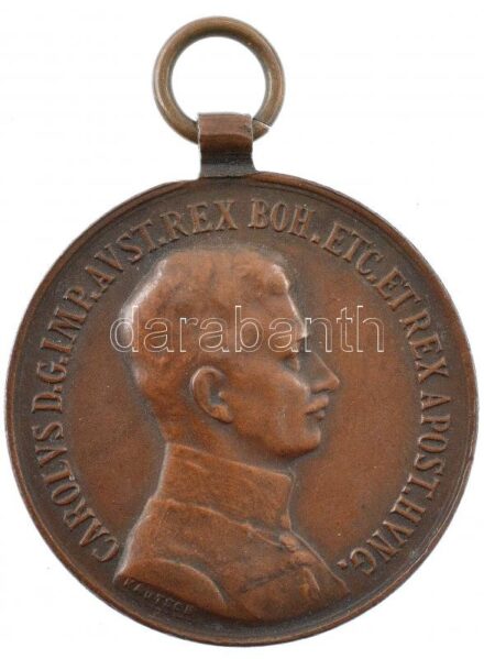 1917. 'Károly Bronz Vitézségi Érem' bronz kitüntetés mellszalag nélkül. Szign.: Kautsch T:2 kis patina Hungary 1917. 'Bronze Gallantry Meda' bronze decoration without ribbon. Sign.: Kautsch C:XF small patina NMK 310.