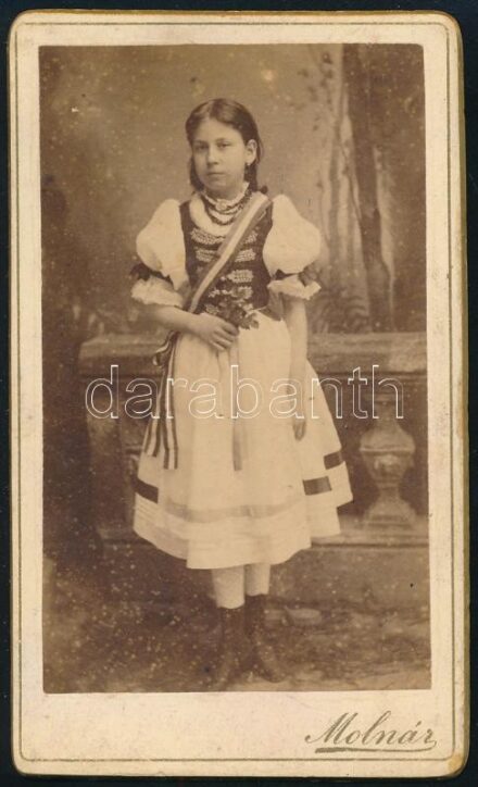 cca 1880 Kislány népviseletben, keményhátú fotó Molnár István (Kézdivásárhely / Sepsiszentgyörgy) műterméből, 10,5×6,5 cm