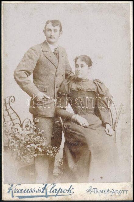 cca 1890 Fiatal pár portréja, keményhátú fotó Krauss és Klapok temesvári műterméből, 16×11 cm