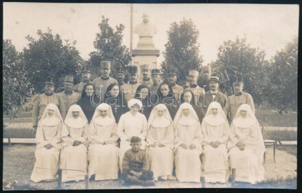 cca 1916 I. világháborús csoportkép Ferenc József szobor előtt