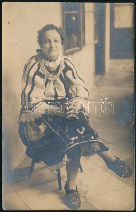 cca 1916 Pécsi bosnyák népviseletben fotólap