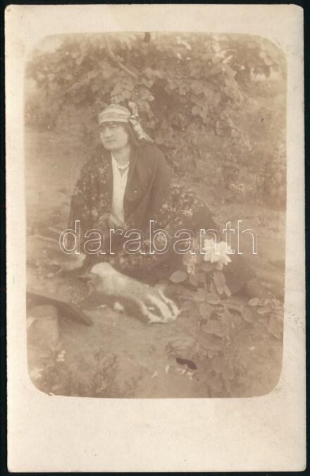 cca 1910 Cigány asszony borzzal fotólap