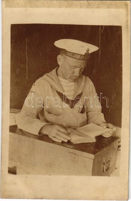 1917 SMS Erzherzog Franz Ferdinand osztrák-magyar haditengerészet Radetzky-osztályú csatahajó matróza olvasás közben / K.u.K. Kriegsmarine, SM Schlachtschiff, Matrose / Austro-Hungarian Navy ironclad warship's mariner reading. photo (apró