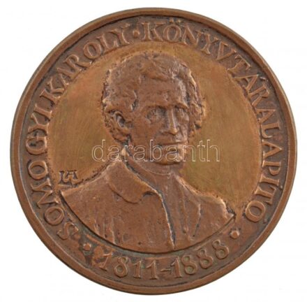 Lapis András (1942- ) 1983. 'Somogyi Károly könyvtáralapító 1811-1888 / 100 éves a Szegedi Somogyi Könyvtár 1883-1983' kétoldalas, öntött bronz emlékérem (78mm) T:1-