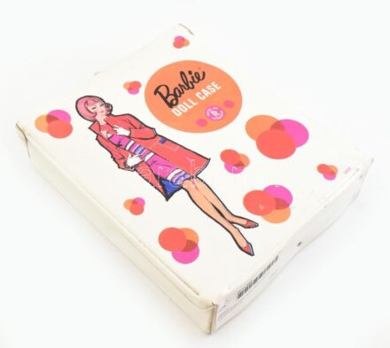 cca 1970 Barbie baba készlet Barbie doll case. Ruhákkal 32x25 cm