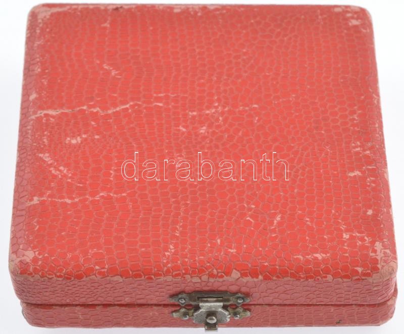 Élénkpiros színű kitüntetés/jelvénytartó tok, 36x6mm-es fészekkel függőleges tűhöz. A tok belső oldalán 'BOCZÁN KÁROLY BUDAPEST VIII. CSOKONAI U.2.' jelzéssel, korának megfelelő viseltes állapotban - Image 2