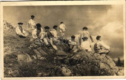 1929 Helpa (Gömör, Gemer); Velká noc v Helpe, Chlapci na skalách. Národopisny odbor Matice Slovenskej / Húsvét / Easter in Helpa, folklore