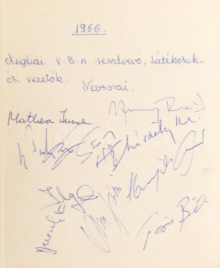 1966-os labdarúgó világbajnokságon szereplő magyar válogatott keret átékosainak autográf aláírásai: Farkas János, Rákosi Gyula, Göröcs János, Mathesz Imre, Káposzta Benő, Sóvári Kálmán, Vasas Mihály stb., labdarúgó vb