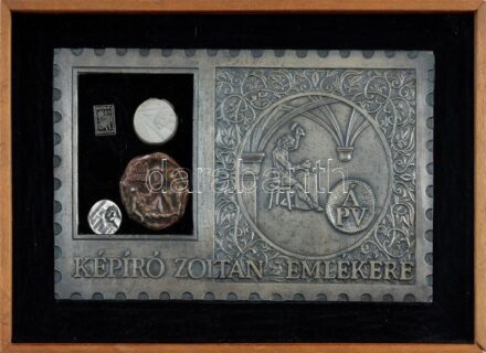 ~1981. 'Képíró Zoltán emlékére' plakett, kisplasztika, fém és gipsz emlékérem összeállítás (összesen 5db) üvegezett keretben, kihagyott hellyel az 1981. 100Ft 'FAO' és 1981. 500Ft 'Labdarúgó Világbajnoskág I' érmék számára