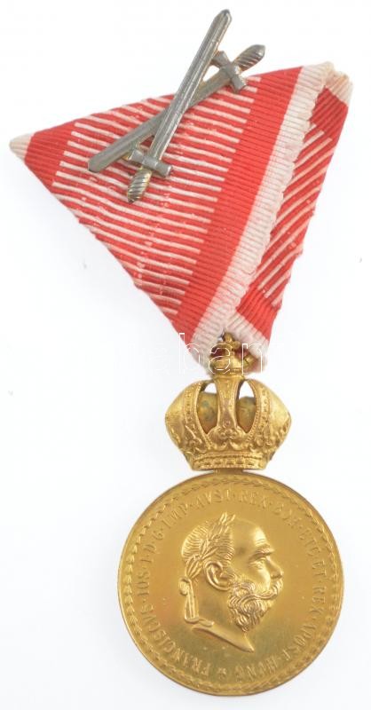 1890. 'Bronz Katonai Érdemérem a katonai érdemkereszt szalagján, kardokkal' aranyozott bronz kitüntetés mellszalagon T:1- ph. sérült kard rátét Hungary 1890. 'Bronze Military Merit Medal on a war ribbon with swords (Signum Laudis)' gold