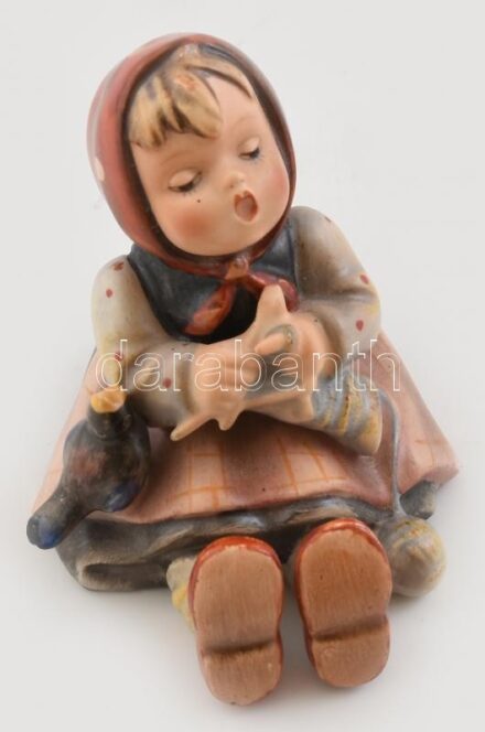 Hummel kerámia éneklő kislány madárral, kézzel festett, jelzett, madár farka sérült, m: 9 cm