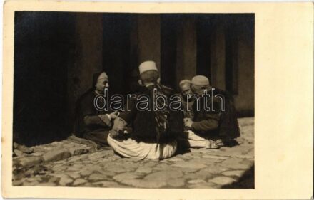 1918 Albanien, Tiranenser im Gespräch / Albán folklór, tirana-i férfiak / Albanian folklor from Tirana