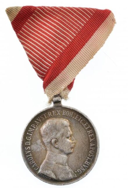 1917. 'Károly Ezüst Vitézségi Érem II. osztálya' jelzetlen Ag kitüntetés mellszalagon. Szign.: Kautsch T:3 Hungary 1917. 'Silver Gallantry Medal, 2nd Class' Ag decoration without hallmark, on ribbon. Sign.: Kautsch C:F NMK: 306.