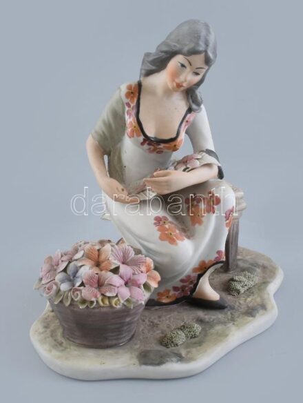 Cluj Napoca - Kolozsvár: Virágáruslány. Kézzel festett, jelzett, román biszkvit porcelán figura. Hibátlan, m: 21 cm