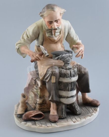 Poema Artistic Cluj Napoca (Kolozsvár) , Cipész, festett, román biszkvit porcelán, jelzett, hibátlan, m: 24 cm