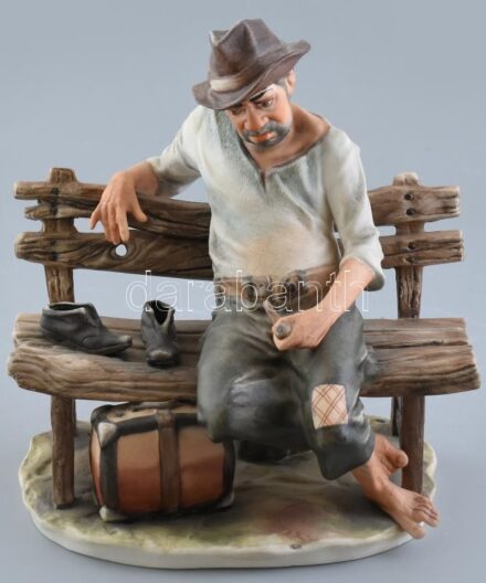 Poema Artistic Cluj Napoca (Kolozsvár), Csavargó, festett, román biszkvit porcelán, jelzett, hibátlan, m: 24 cm