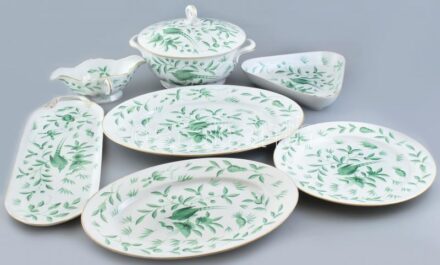 56 darabos Herendi ZOVA Jardin Zoologique Vert mintás étkészlet, kézzel festett porcelán, jelzett, kopásnyomokkal.