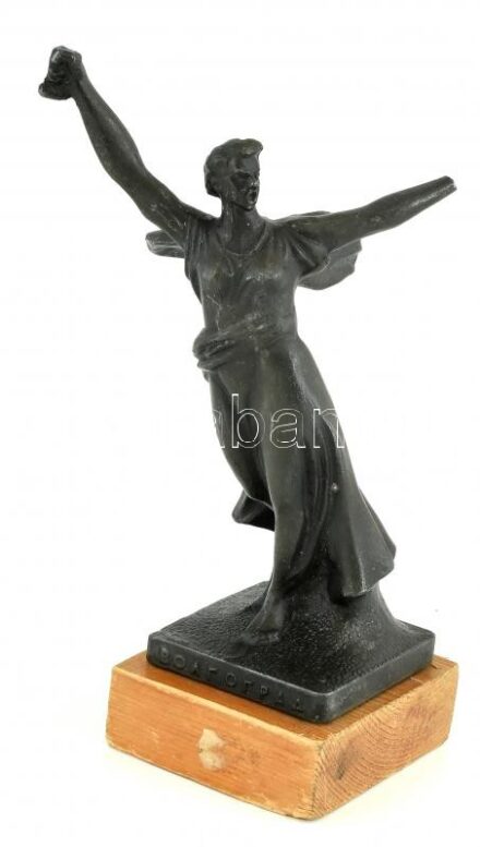 Volgográd. Spiáter szobor fa talpon. Sérült,hiányos. 20 cm