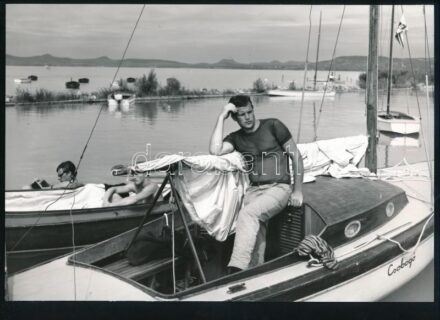 cca 1967 Bujtor István (1942-2009) színművész fiatal korában, a Csobogó nevű vitorlás fedélzetén, vintage fotó, 20x29 cm