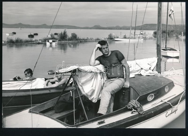 cca 1967 Bujtor István (1942-2009) színművész fiatal korában, a Csobogó nevű vitorlás fedélzetén, vintage fotó, 20x29 cm