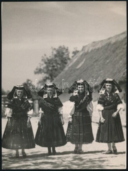 cca 1929 Somogy megyei asszonyok, Kerny István budapesti fotóművész hagyatékából (írógéppel) feliratozott vintage fotóművészeti alkotás, 22,5x16,8 cm