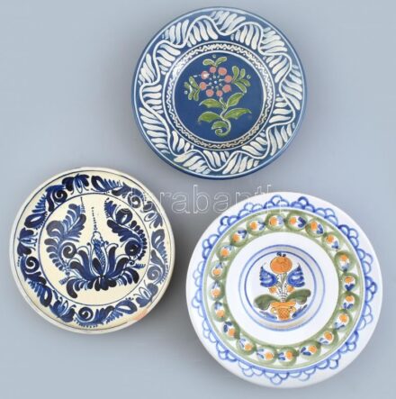 3 db kerámia tányér, habán másolat, népi, egy jelzett: Berény Bálint Szentes. 1 db sérült. d: cca. 26 cm