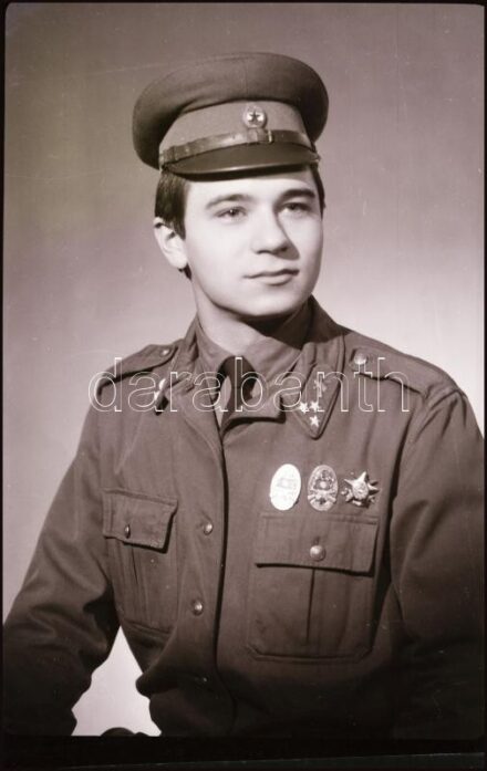 cca 1965 előtt készült műtermi felvételek katonákról, 21 db vintage NEGATÍV a sátoraljaújhelyi Dzubai műterem hagyatékából, + hozzáadva még egy negatívot a ,,katonai utánpótlásról', 12x9 cm és 9x6 cm