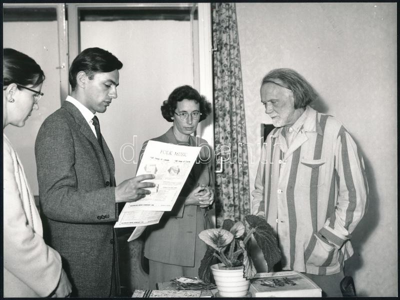 cca 1966 Kodály Zoltán (18882-1967) háromszoros Kossuth-díjas zeneszerző, zenetudós betegágyából felkelve fogadta a Kanadából érkező vendégeket, 1 db vintage fotó, 18x24 cm