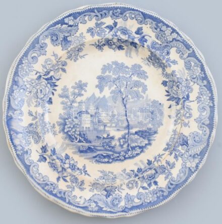 Davenport fajansz tányér. Korának megfelelő máz kraklékkal. Repedésekkel. Egyesült Királyság, Staffordshire , Davenport 1821-1860 között. Jelzett: mázalatti masszába nyomott fenékjegy és máz alatti kékkel (Davenport). d: 26 cm