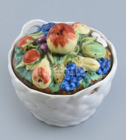 Antik porcelán gyümölcskosár alakú bonbonier, jelzés nélkül, restaurált, kopott, m: 12 cm
