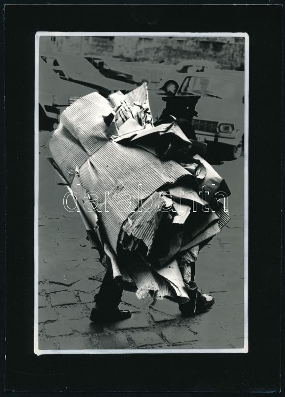 cca 1979 Fodor Ferenc soproni fotóművész pecsétjével jelzett vintage fotó (A papírember), ezüst zselatinos fotópapíron, 18x12,8 cm