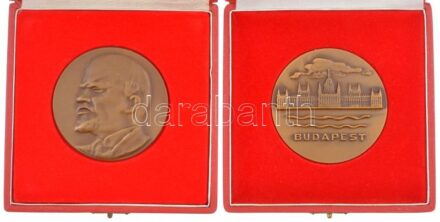 ~1970-1980. Lenin balra néző portréját ábrázoló egyoldalas Br emlékérem, eredeti tokban (70mm) + DN 'Budapest' feliratú, a Parlamentet ábrázoló egyoldalas Br emlékérem tokban T:1- kis ph
