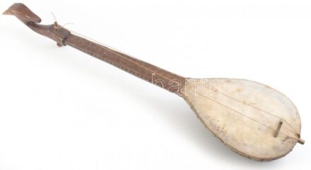 Guszla (guszle), faragott kecskefejes népi hangszer, kisebb sérülésekkel, h: 98 cm