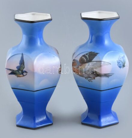 2 db angol, madaras, porcelán váza, matricás , jelzés nélkül, kopásnyomokkal, m: 23 cm
