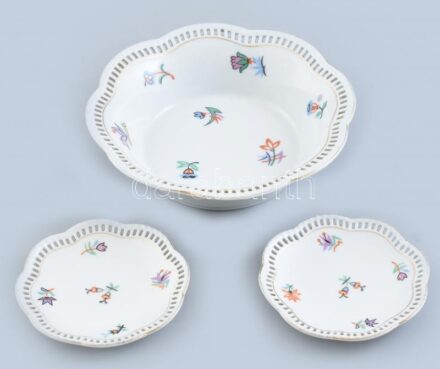 3 db Bavaria Schumann Arzberg áttört szélű, virágmintás porcelán tányér, matricás, jelzett, kopásnyomokkal, d: 10-17 cm