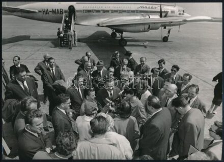 cca 1970-1980 Bp., brazil küldöttség a Ferihegyi repülőtéren, MTI sajtófotó, hátoldalán feliratozott, pecséttel jelzett (Vigovszki Ferenc felvétele), 18x13 cm