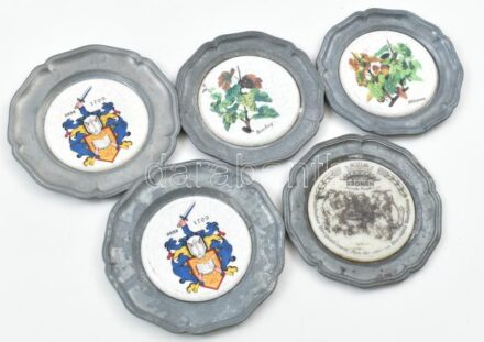 5db Ón keretes, német porcelán falitál, kézzel festett, jelzett, máz alatti hajszálrepedésekkel, kopott, d: 9,5 cm