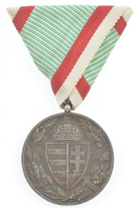 1929. 'Magyar Háborús emlékérem kardokkal, sisakkal' ezüstözött, peremen jelzett Br kitüntetés mellszalagon T:2 kopott ezüstözés Hungary 1929. 'Hungarian Commemorative War Medal with swords and a helmet' silver-plated, marked on the
