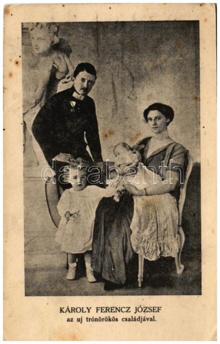 Károly Ferenc József az új trónörökös családjával. Grindlinger J. kiadása / Charles I of Austria and his family (EK)