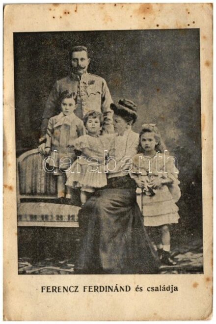Habsburg-Lotaringiai Ferenc Ferdinánd és családja. Grindlinger J. kiadása / Archduke Franz Ferdinand of Austria and his family (szakadás / tear)