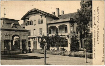 1906 Savanyúkút, Bad Sauerbrunn; Quelle und Wasserheilanstalt / Forrás és fürdőház / spa, bath, spring source + 'NAGY-KANIZSA - BÉCS 23. SZ.' vasúti mozgóposta bélyegző (EK)