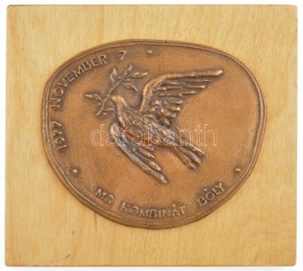 1977. 'MG (Mezőgazdasági) Kombinát Bóly - 1977 november 7' egyoldalas, öntött bronz plakett fa talpon (152x129mm) T:1-