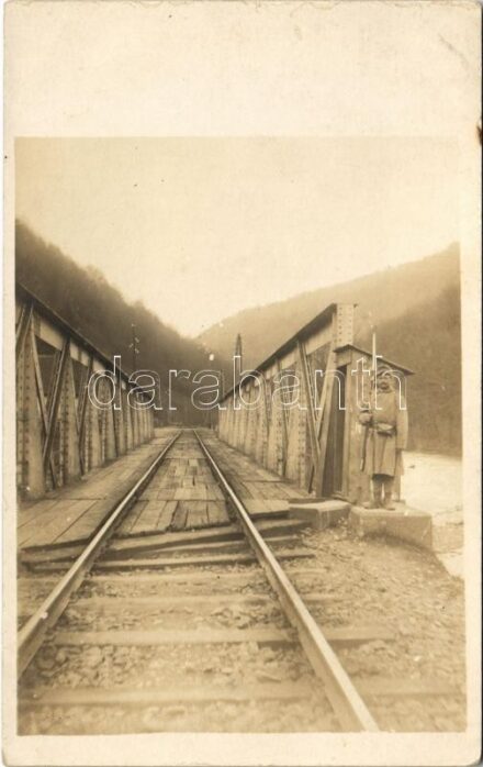 Osztrák-magyar katona egy vasúti hídon / WWI Austro-Hungarian K.u.K. military, soldier on the railway bridge. photo (EK)