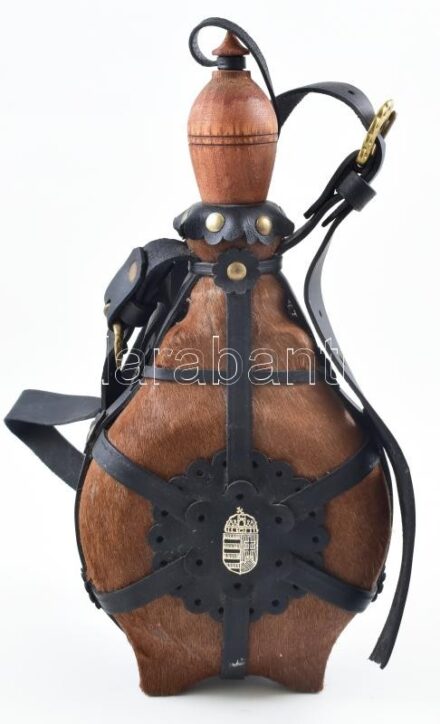 Magyar címeres csikóbőrös butykos, hibátlan, m: 30 cm