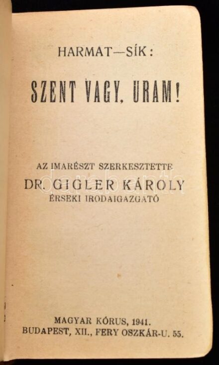 Harmat-Sík: Szent vagy, Uram! Az imarészt szerk.: Dr. Gigler Károly. Bp., 1941, Magyar Kórus, 255+(1) p. Kiadói egészvászon-kötés, a kötéstáblákon gyöngyház hatású bakelit bevonattal, aranyozott lapélekkel, kartontokban.